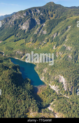 Vista aerea del gomito lago lungo la foresta di Chehalis strada di servizio Foto Stock