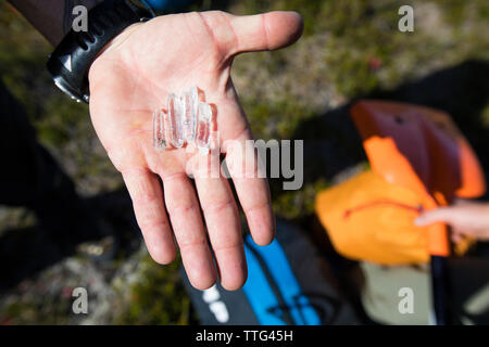 L'uomo detiene il pugno di geodes, cristalli trovati su una montagna in B.C. Foto Stock