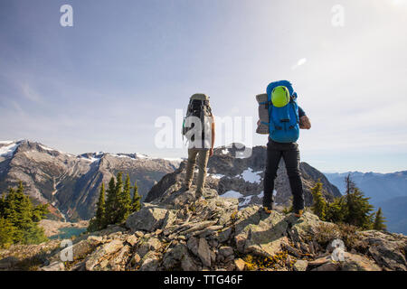 Due alpinisti di guardare al loro obiettivo, Douglas picco, B.C., Canada. Foto Stock