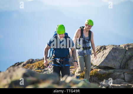 Due alpinisti godetevi il vertice di Douglas picco, British Columbia. Foto Stock