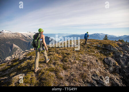 Vista posteriore di alpinisti sulla cima del Picco di Douglas, B.C. Foto Stock