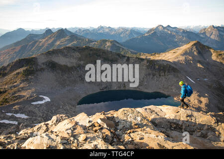 Alpinista escursionismo in Douglas Peak Mountain Range, B.C. Foto Stock