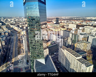 Bellissima vista panoramica antenna fuco vista panorama di Varsavia città moderna, Q22 - ufficio neomodern grattacielo progettato da APA Kurylowicz & Associates wit Foto Stock