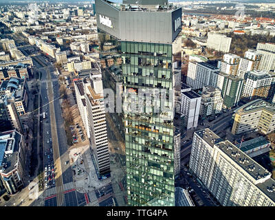 Bellissima vista panoramica antenna fuco vista panorama di Varsavia città moderna, Q22 - ufficio neomodern grattacielo progettato da APA Kurylowicz & Associates wit Foto Stock