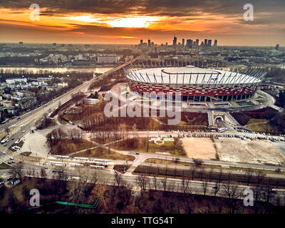 Bellissima vista panoramica antenna fuco vista panorama di Varsavia città moderna con grattacieli e la PGE Narodowy National Stadium (Polacco: Stadion Narodow Foto Stock