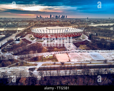 Bellissima vista panoramica antenna fuco vista panorama di Varsavia città moderna con grattacieli e la PGE Narodowy National Stadium (Polacco: Stadion Narodow Foto Stock