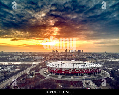 Bellissima vista panoramica antenna fuco vista panorama di Varsavia città moderna con grattacieli e la PGE Narodowy National Stadium (Polacco: Stadion Narodow Foto Stock