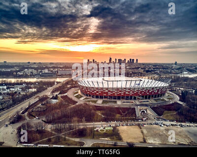 Bellissima vista panoramica antenna fuco vista panorama di Varsavia città moderna con grattacieli e la PGE Narodowy National Stadium (Polacco: Stadion Narodow Foto Stock