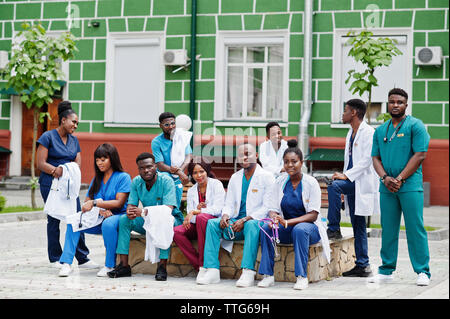 Gruppo di African Medical studenti poste all'esterno. Foto Stock