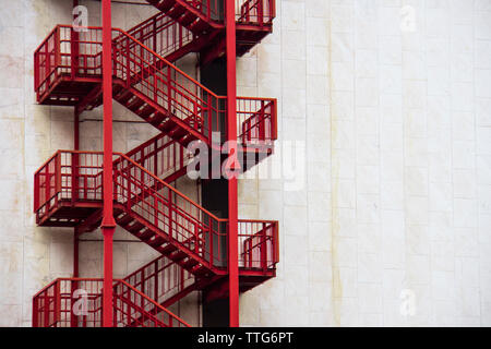 Basso angolo vista di uscita di emergenza Edificio per uffici Foto Stock