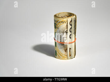 Arrotolate il polacco soldi (PLN) - duecento zloty polacco fatture isolato su uno sfondo bianco Foto Stock