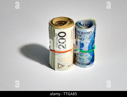 Arrotolate il polacco soldi (PLN) - duecento cinquanta zloty polacco fatture isolato su uno sfondo bianco Foto Stock
