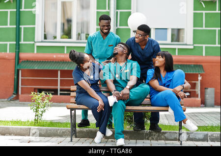 Gruppo di African Medical studenti poste all'esterno. Foto Stock