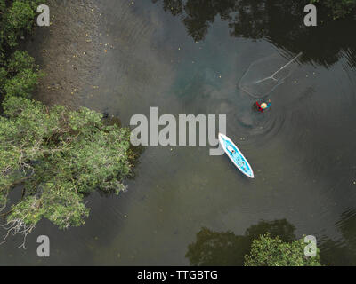 Fisherman con net Foto Stock