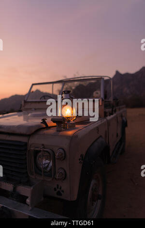 Lampada a gas su Vintage Land Rover Foto Stock