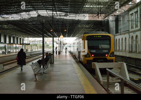 Persone sulla piattaforma a Braga stazine ferroviaria Portogallo Foto Stock