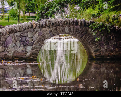 Fontana riflessa sul laghetto sotto la passerella a Queenstown, Nuova Zelanda Foto Stock