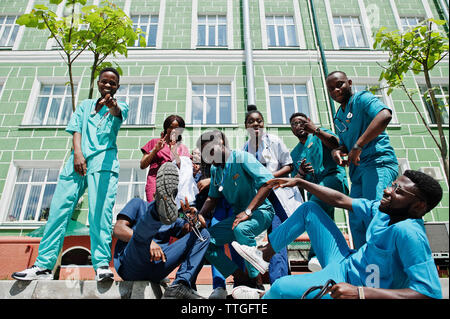 Gruppo di African Medical studenti poste all'esterno. Foto Stock