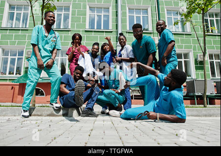 Gruppo di African Medical studenti poste all'esterno. Foto Stock