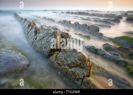 Spiaggia di Barrika in una notte nuvoloso, Paesi Baschi, Spagna. Foto Stock