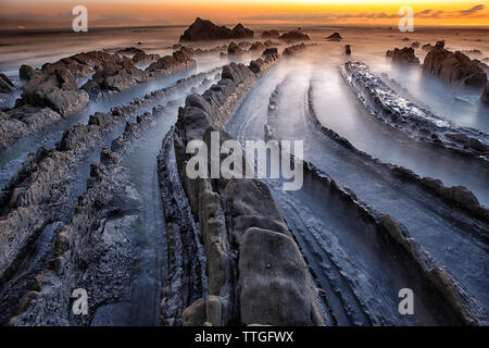 Spiaggia di Barrika in una notte nuvoloso, Paesi Baschi, Spagna. Foto Stock