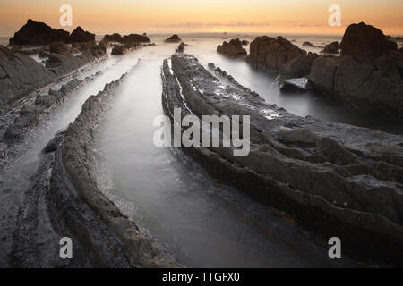 Spiaggia di Barrika in una notte nuvoloso, Paesi Baschi, Spagna. Foto Stock