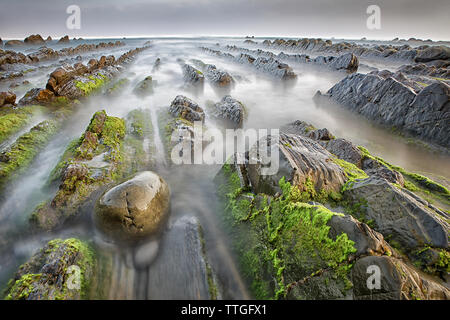 Spiaggia di Barrika in una notte nuvoloso, Paesi Baschi, Spagna. Foto Stock