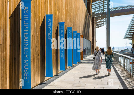 Oslo Norvegia, vista posteriore di due giovani donne che si avvicinano alla la Astrup Fearnley Museet edificio - una galleria d'arte a Oslo city progettata da Renzo Piano. Foto Stock