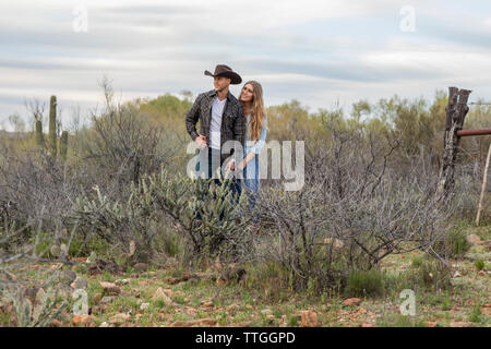 Western indossare i giovani sposi sul ranch nel deserto Foto Stock