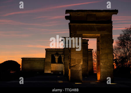 Bel tramonto dopo il tempio di Debod a Madrid Foto Stock