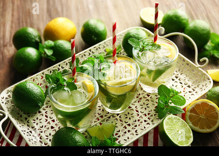 Il Mojito bevande con calce, limone e menta sul vassoio modellato Foto Stock