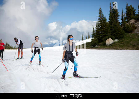 Biatleti femmina la formazione a ex impianti olimpici in Whistler, C Foto Stock