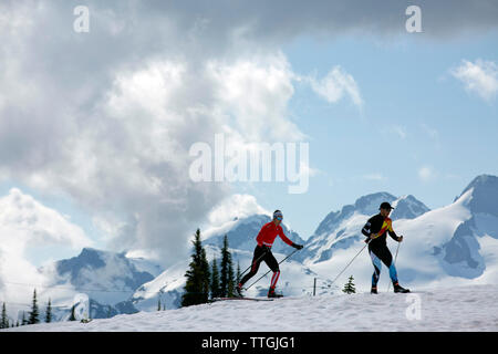 Biatleti formazione presso ex impianti olimpici in Whistler, Canada. Foto Stock