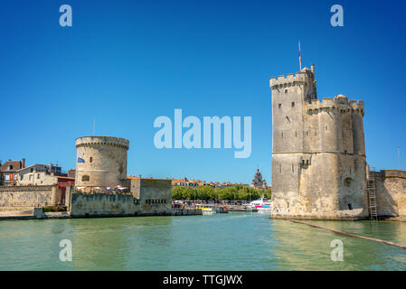 Torri medievali all'entrata del porto di La Rochelle, Francia. Vista dal mare Foto Stock