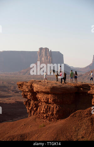 Fotografare persone se stessi con un cavallo nella Monument Valley Foto Stock