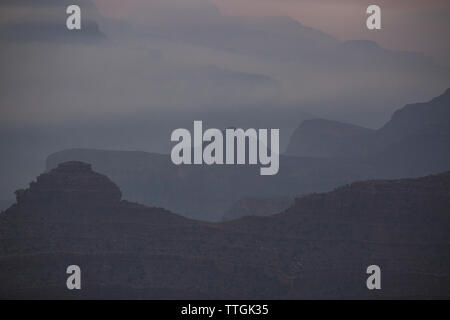 Sagome nella nebbia in Grand Cayon Foto Stock