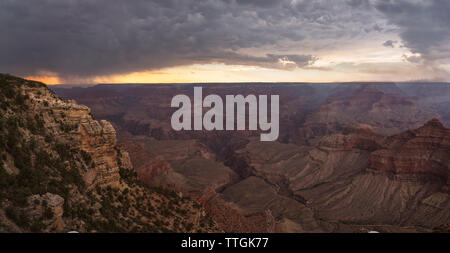 Vista panoramica della tempesta su Grand Canyon Foto Stock
