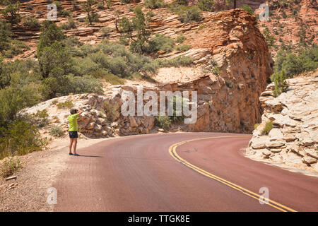 Uomo a fotografare il west montagne del Parco Nazionale di Zion Foto Stock