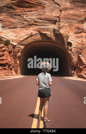 La donna in attesa in Sion Monte Carmelo Tunnel nel Parco Nazionale di Zion Foto Stock