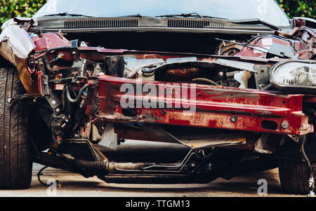 Si è schiantato muscle car close up paraurti anteriore Foto Stock