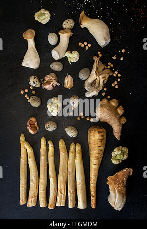 Lay piatto di verdure fresche con le uova sulla tavola nera Foto Stock