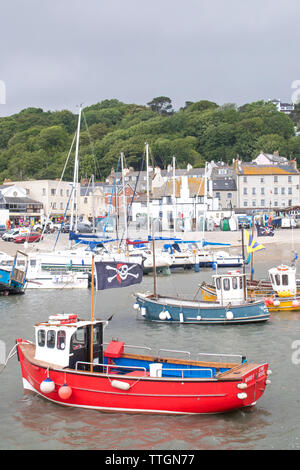 La pesca e le imbarcazioni da diporto ormeggiata in Lyme Regis Harbour, Dorset, England, Regno Unito Foto Stock