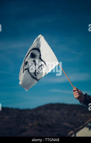 Una bandiera bianca con un teschio pirata disegno. Foto Stock