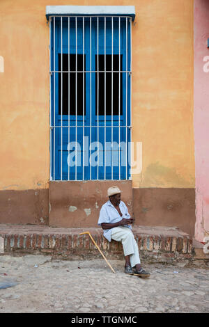 Senior cubano seduti all'aperto. La vita vera in Trinidad, Cuba 2017 Foto Stock