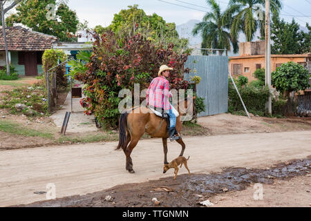 Cuban a cavallo per le strade di Trinidad, Cuba. 2017. Foto Stock