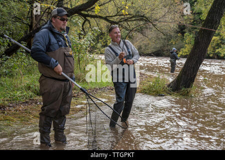 Fisherman la cattura di un salmone King sul fiume Sheboygan, Wisconsin Foto Stock