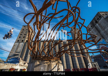 Zipline presso Riverworks, Old Grain Elevators lungo il fiume Buffalo Foto Stock