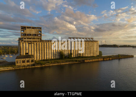 Vecchia granella ascensori, turbine eoliche, il Lago Erie, Buffalo, New York Foto Stock