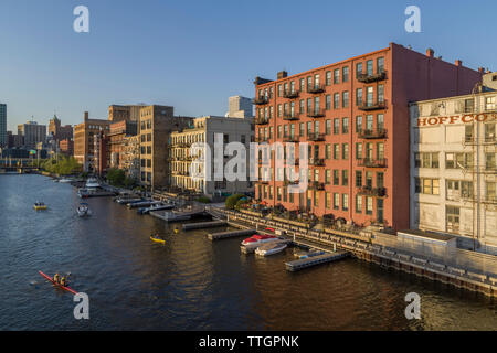 Barche sul fiume Milwaukee, vecchio terzo Ward, Milwaukee Wisconsin Foto Stock