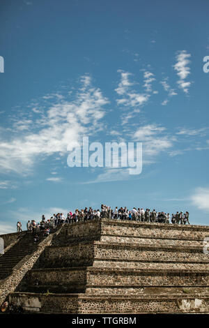 Scuola grande gruppo raggiunge la sommità di una piramide in Messico teotihuaca Foto Stock